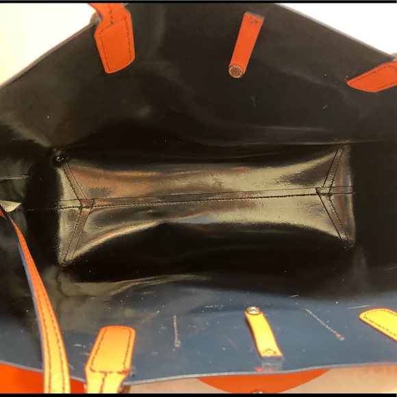 Marc Jacobs Leather Tote Bag - Luxurious & Spacious | Classic Everyday Handbag - Picture 4 of 6